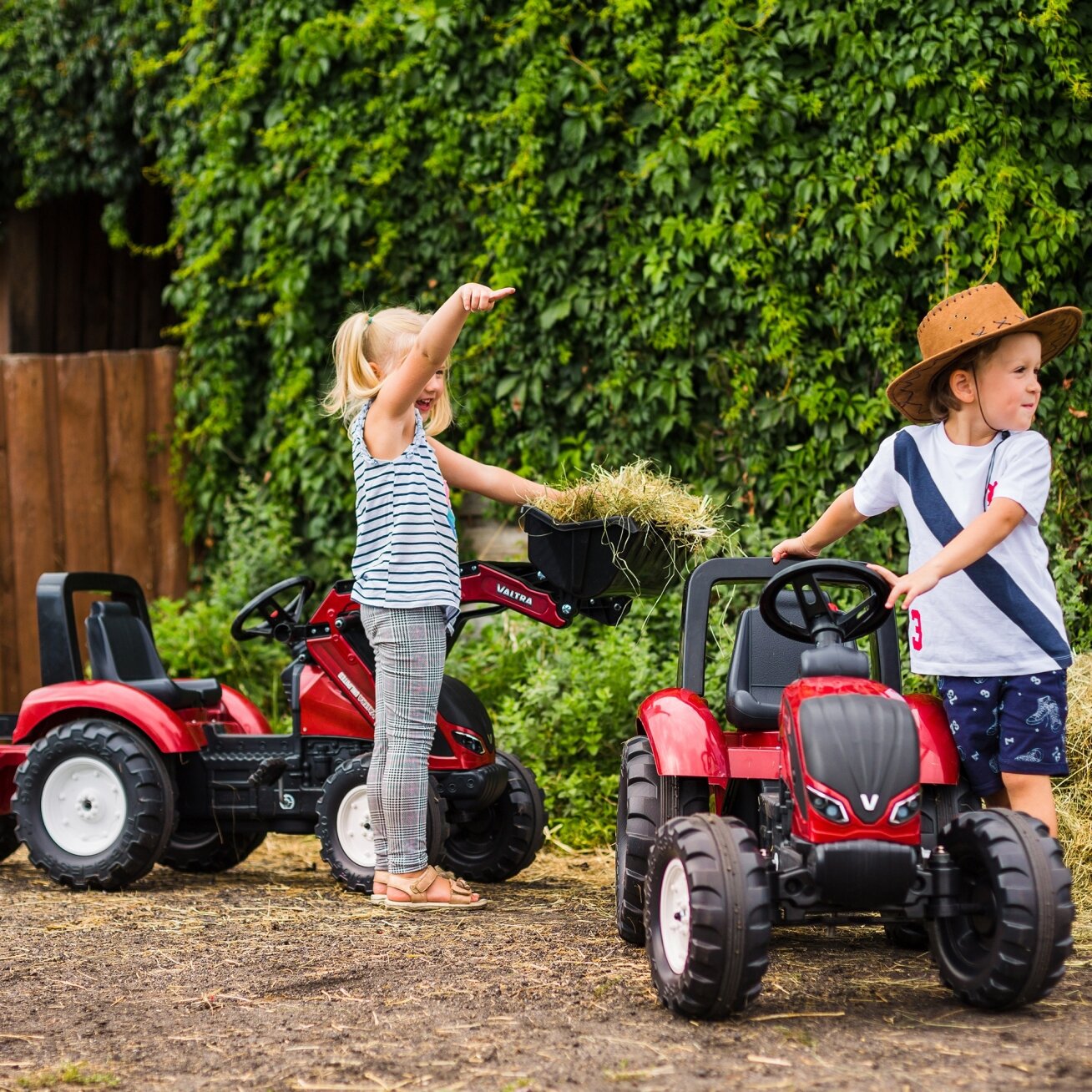 FALK pedalinis traktorius Valtra S4 raudonas su priekaba 3–7 m. 3