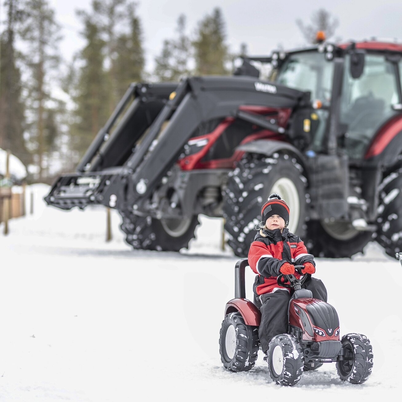 FALK pedalinis traktorius Valtra S4 raudonas su priekaba 3–7 m. 8 FALK pedalinis traktorius Valtra S4 raudonas su priekaba 3–7 m. 8