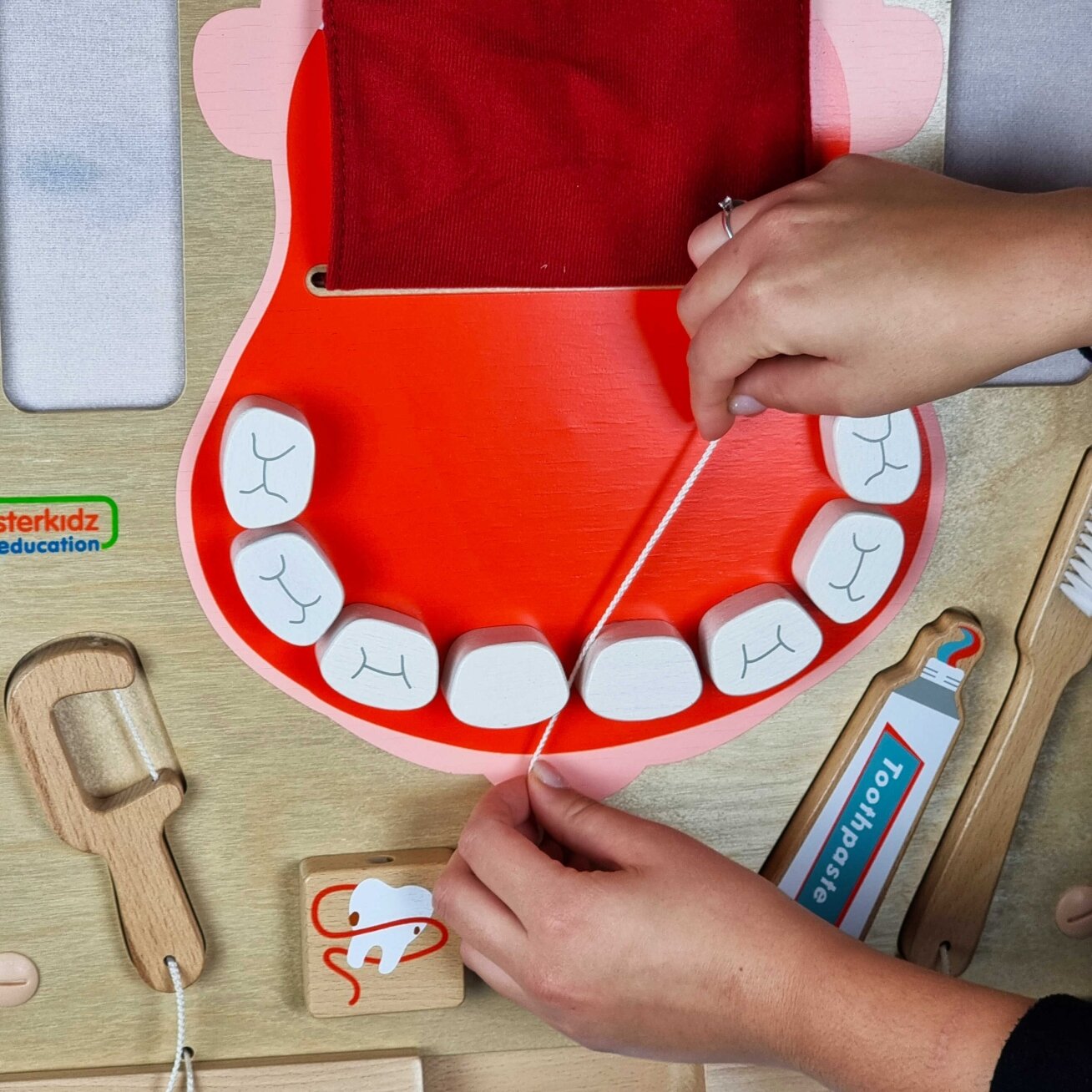 MASTERKIDZ Burnos higiena Sieninė sensorinė lentelė Flex Montessori 13 MASTERKIDZ Burnos higiena Sieninė sensorinė lentelė Flex Montessori 13