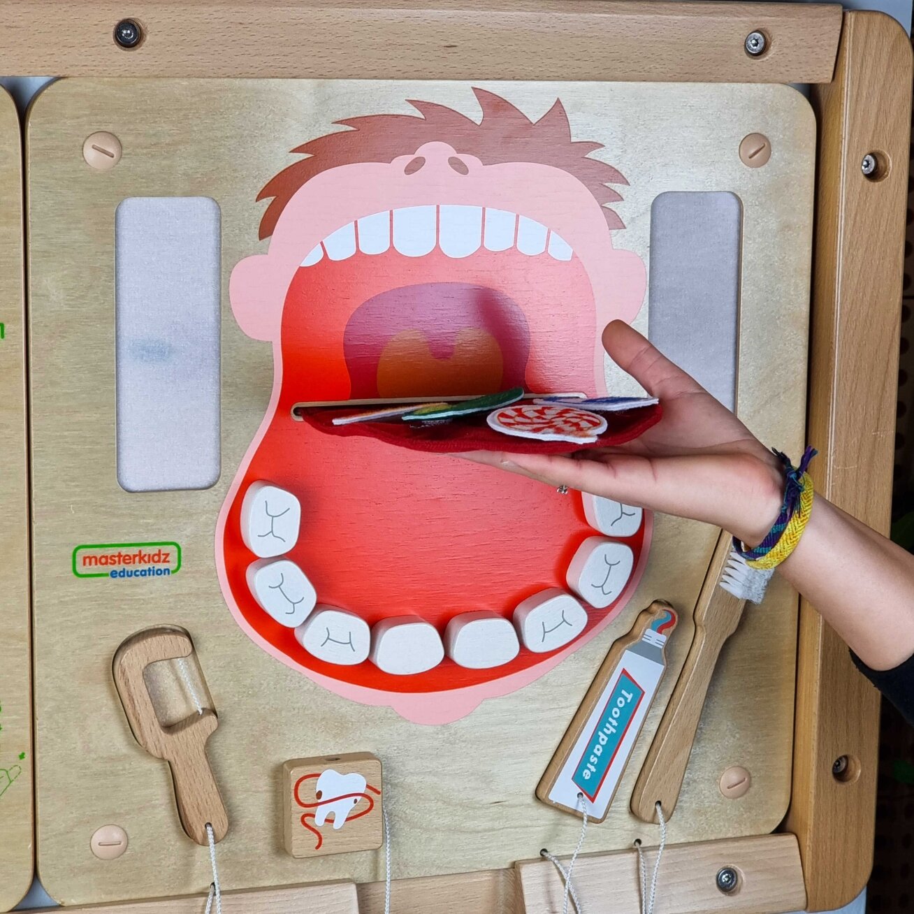 MASTERKIDZ Burnos higiena Sieninė sensorinė lentelė Flex Montessori 6