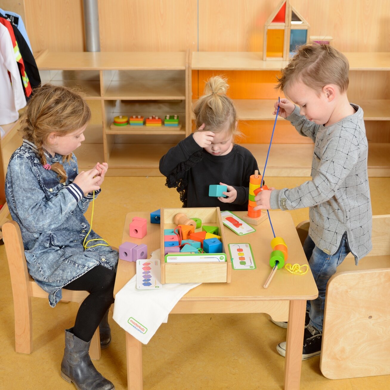 MASTERKIDZ Didelė medinė vėrimo ir suvarstymo Montessori priemonė 6