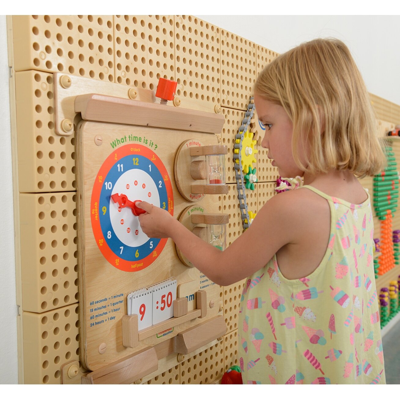 MASTERKIDZ Mokymasis skaityti laikrodį – sieninė edukacinė lenta Flex 1 MASTERKIDZ Mokymasis skaityti laikrodį – sieninė edukacinė lenta Flex 1