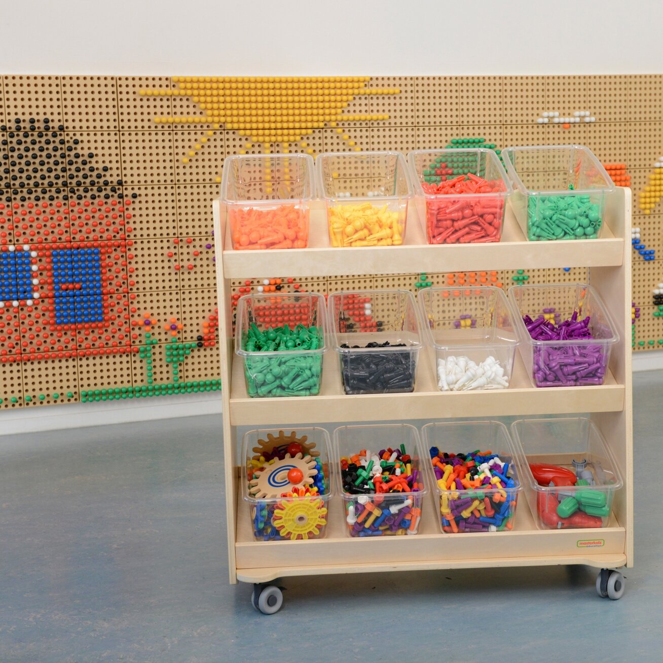 MASTERKIDZ lentyna ant ratukų – 3 lentynos STEM lentos priedams 800H x 800L 7 MASTERKIDZ lentyna ant ratukų – 3 lentynos STEM lentos priedams 800H x 800L 7