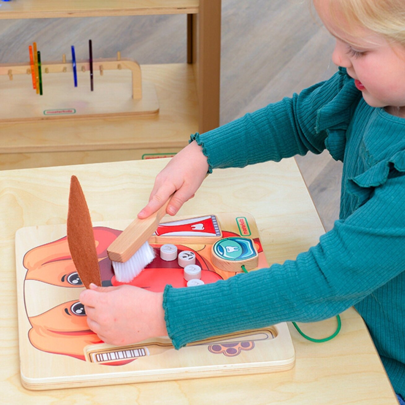 MASTERKIDZ Sveikos burnos higienos mokymasis šuniuko pavyzdžiu – Montessori edukacinė sieninė lenta 2
