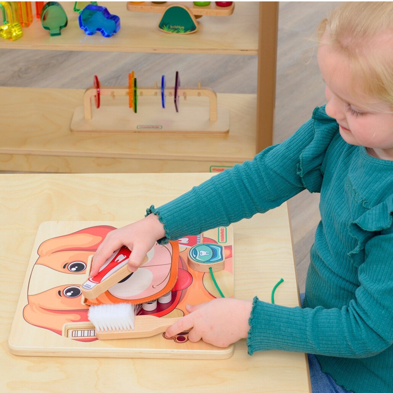 MASTERKIDZ Sveikos burnos higienos mokymasis šuniuko pavyzdžiu – Montessori edukacinė sieninė lenta 5