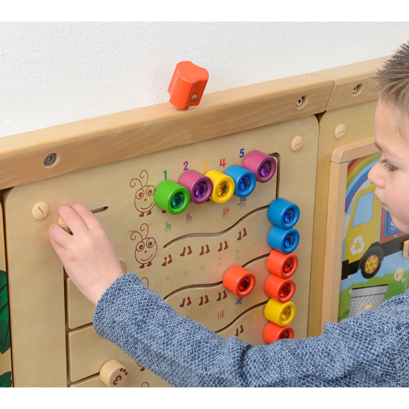 MASTERKIDZ Spalvoti vikšreliai – skaičių ir kiekių mokymasis – Montessori edukacinė sieninė lenta 5