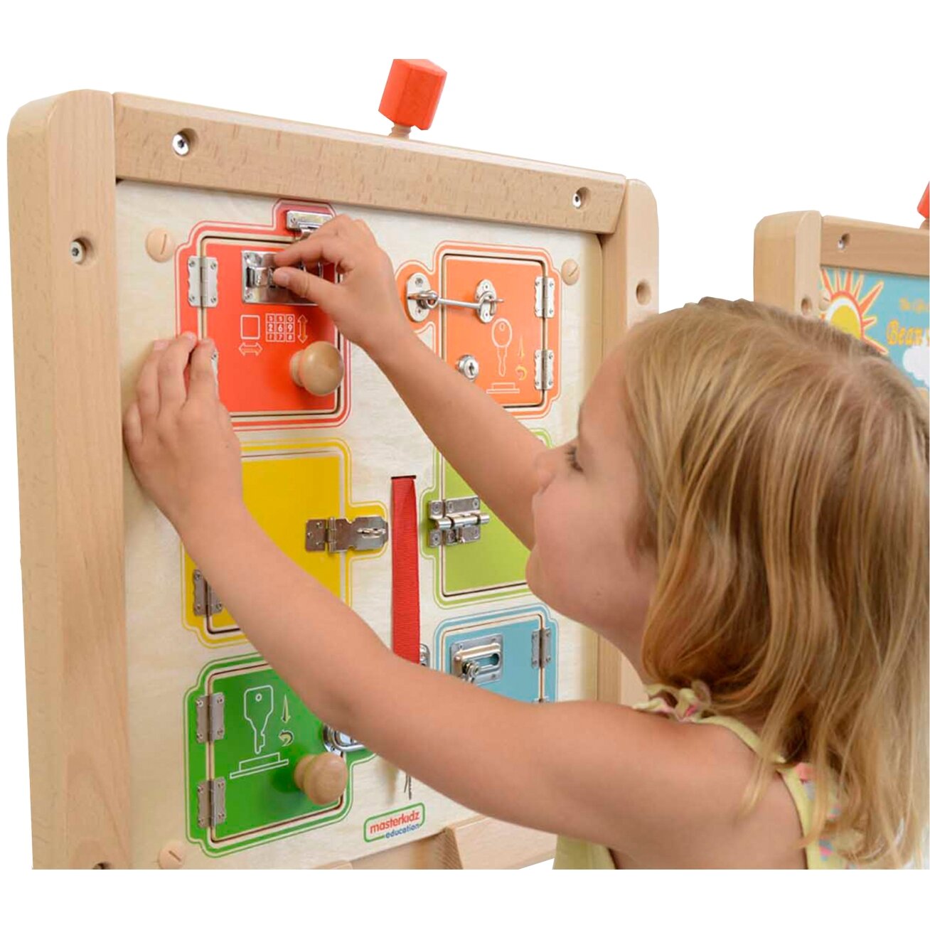 MASTERKIDZ Spynų atidarymo ir uždarymo mokymasis – sieninė manipuliacinė lenta 1 MASTERKIDZ Spynų atidarymo ir uždarymo mokymasis – sieninė manipuliacinė lenta 1