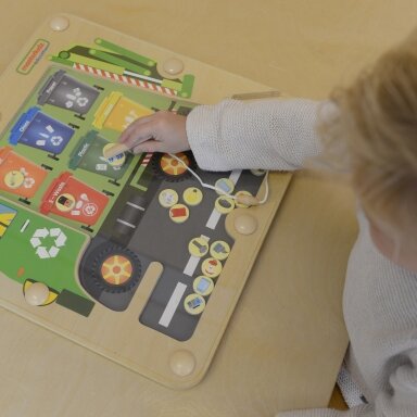 MASTERKIDZ magnetinė lentelė atliekų rūšiavimui – perdirbimo sunkvežimis Montessori