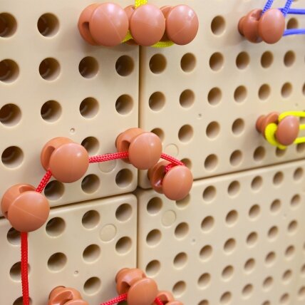 MASTERKIDZ Žiedelių ir virvelių rinkinys – STEM mokslinei-kūrybinei lentelei 3 MASTERKIDZ Žiedelių ir virvelių rinkinys – STEM mokslinei-kūrybinei lentelei 3