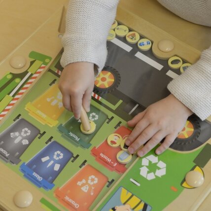 MASTERKIDZ magnetinė lentelė atliekų rūšiavimui – perdirbimo sunkvežimis Montessori 4