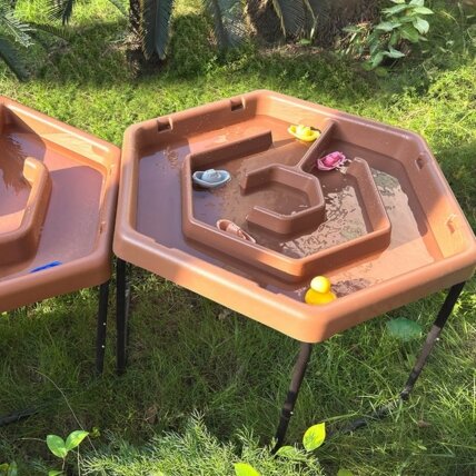 MASTERKIDZ Šešiakampis staliukas žaidimams su smėliu ir vandeniu – labirintas, reguliuojamas aukštis 2 MASTERKIDZ Šešiakampis staliukas žaidimams su smėliu ir vandeniu – labirintas, reguliuojamas aukštis 2