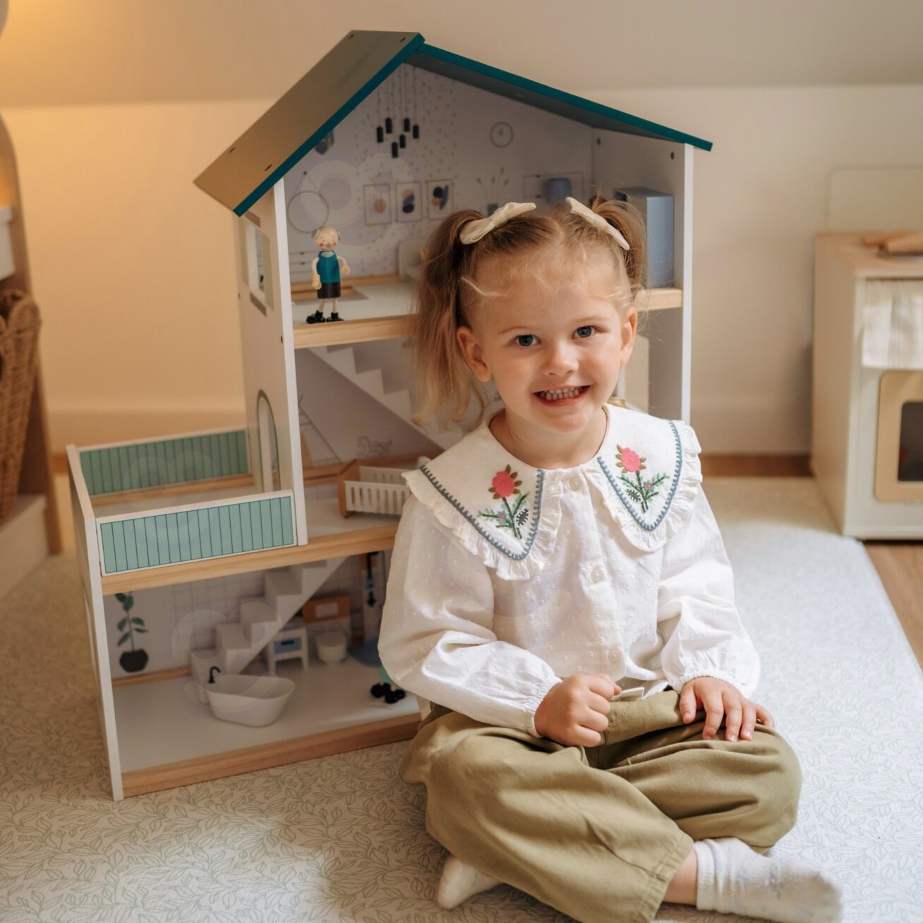 TOOKY TOY Didelis medinis lėlių namelis + figūrėlės FSC 1
