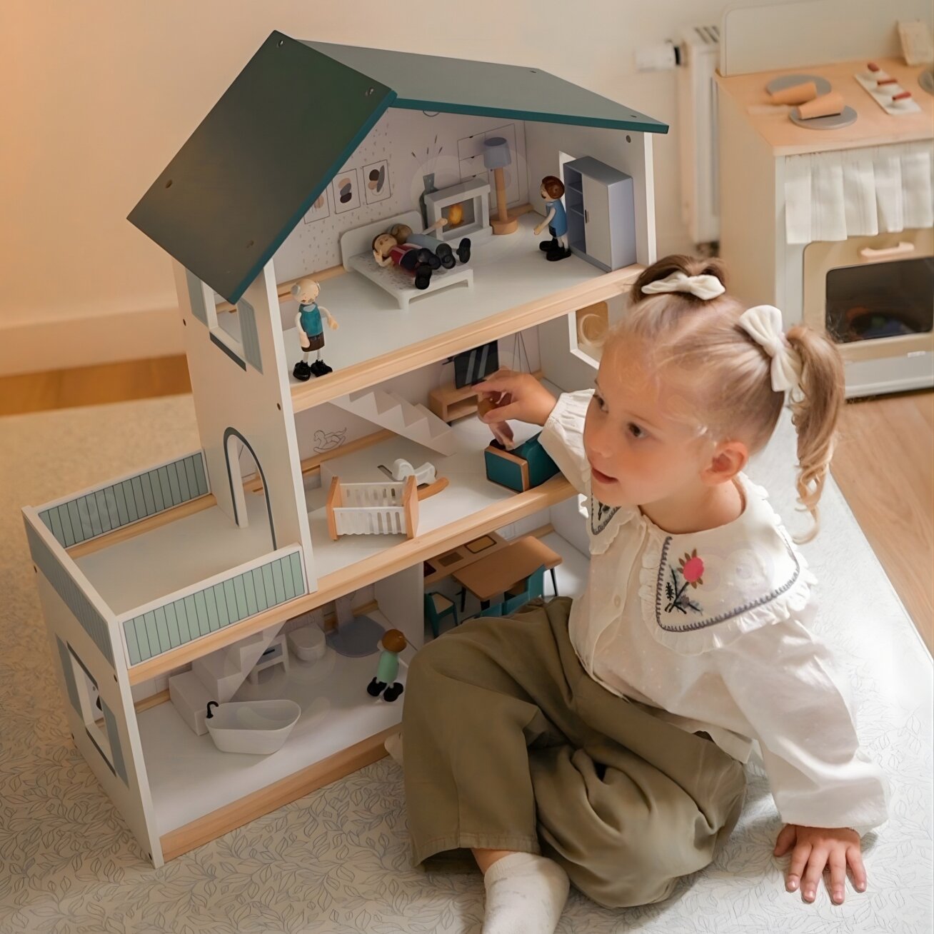 TOOKY TOY Didelis medinis lėlių namelis + figūrėlės FSC 2 TOOKY TOY Didelis medinis lėlių namelis + figūrėlės FSC 2