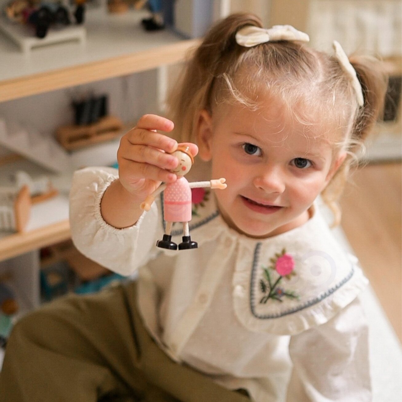 TOOKY TOY Didelis medinis lėlių namelis + figūrėlės FSC 3