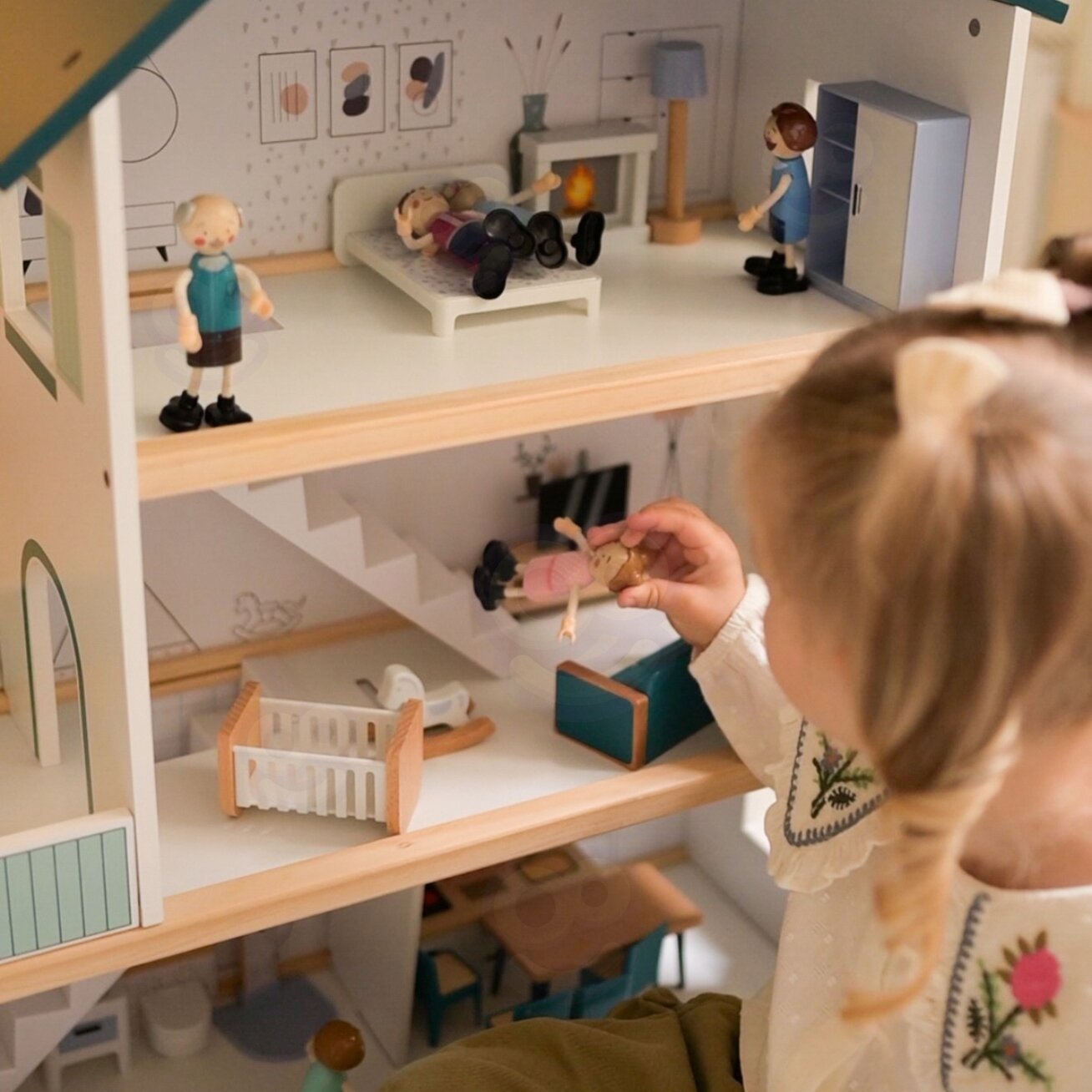 TOOKY TOY Didelis medinis lėlių namelis + figūrėlės FSC 5