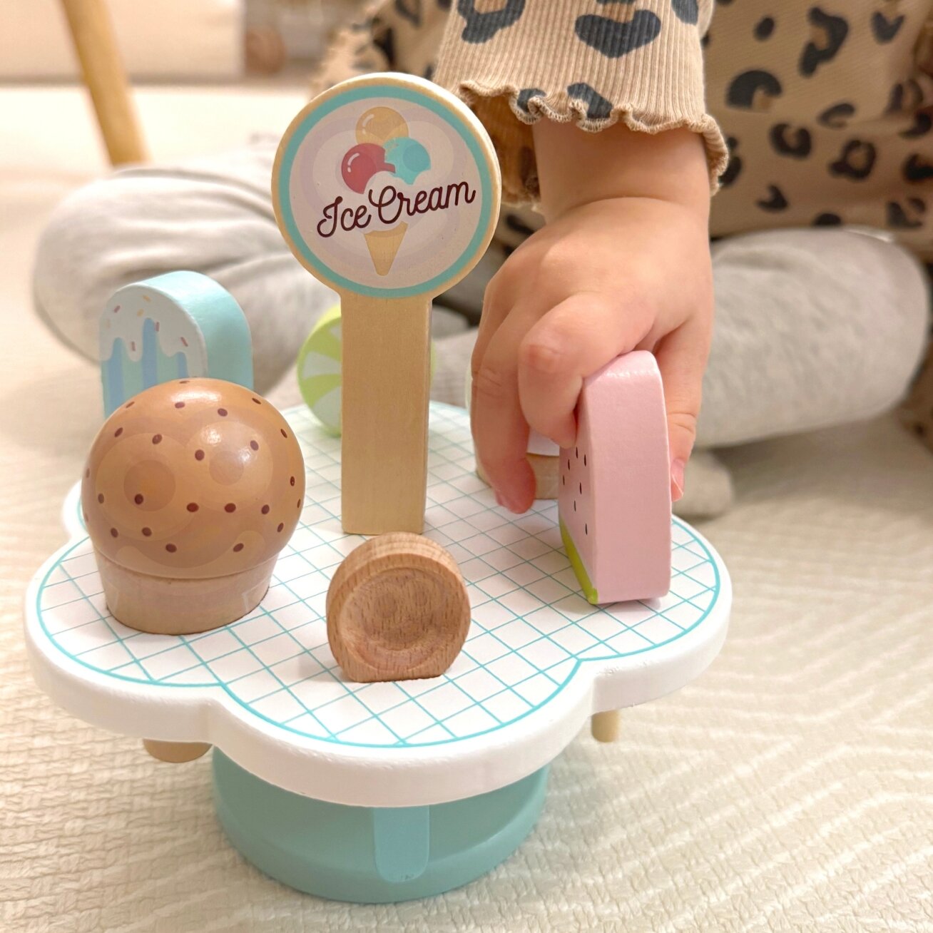 TOOKY TOY Mediniai magnetiniai ledai su stovu 5 TOOKY TOY Mediniai magnetiniai ledai su stovu 5