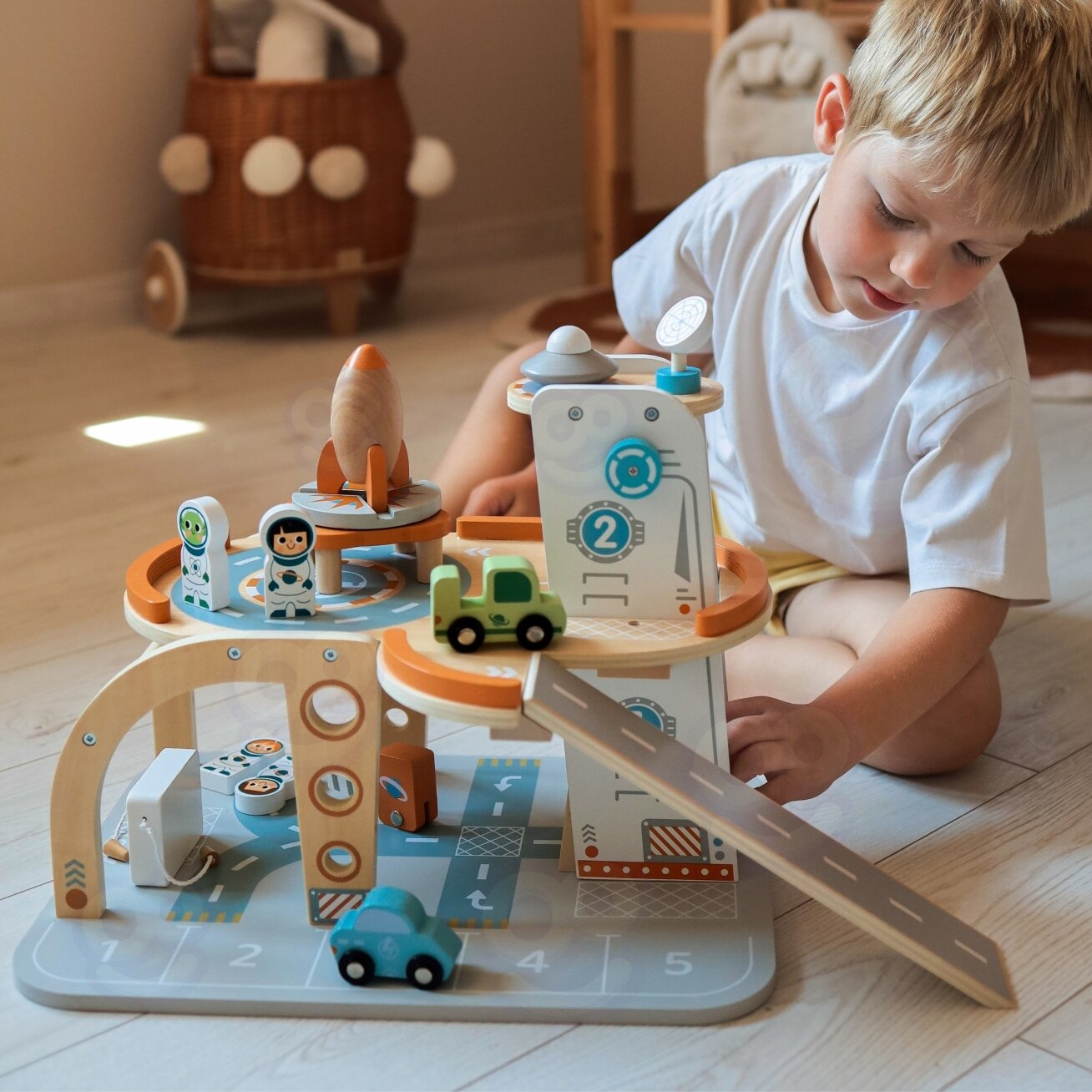 TOOKY TOY Medinis kosminis parkingas – kosminė stotis 3 TOOKY TOY Medinis kosminis parkingas – kosminė stotis 3