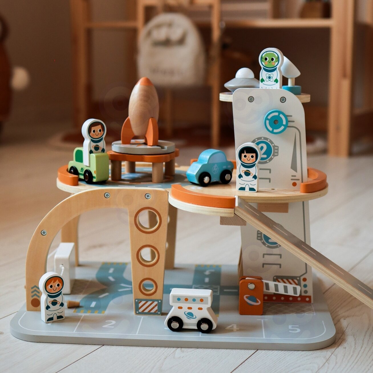 TOOKY TOY Medinis kosminis parkingas – kosminė stotis 8 TOOKY TOY Medinis kosminis parkingas – kosminė stotis 8