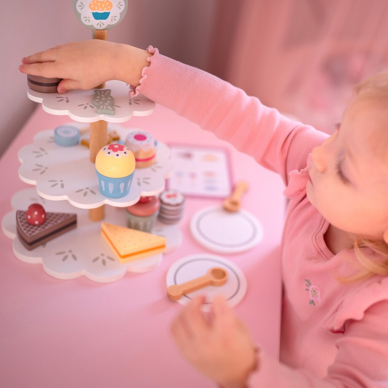 TOOKY TOY Saldumynų stovas medinis padėklas keksiukams ir pyragams 1 TOOKY TOY Saldumynų stovas medinis padėklas keksiukams ir pyragams 1