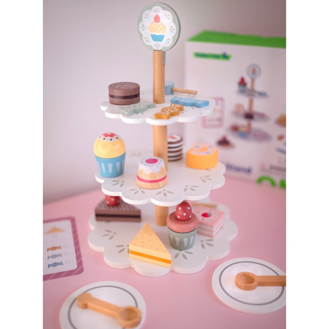 TOOKY TOY Saldumynų stovas medinis padėklas keksiukams ir pyragams 4 TOOKY TOY Saldumynų stovas medinis padėklas keksiukams ir pyragams 4
