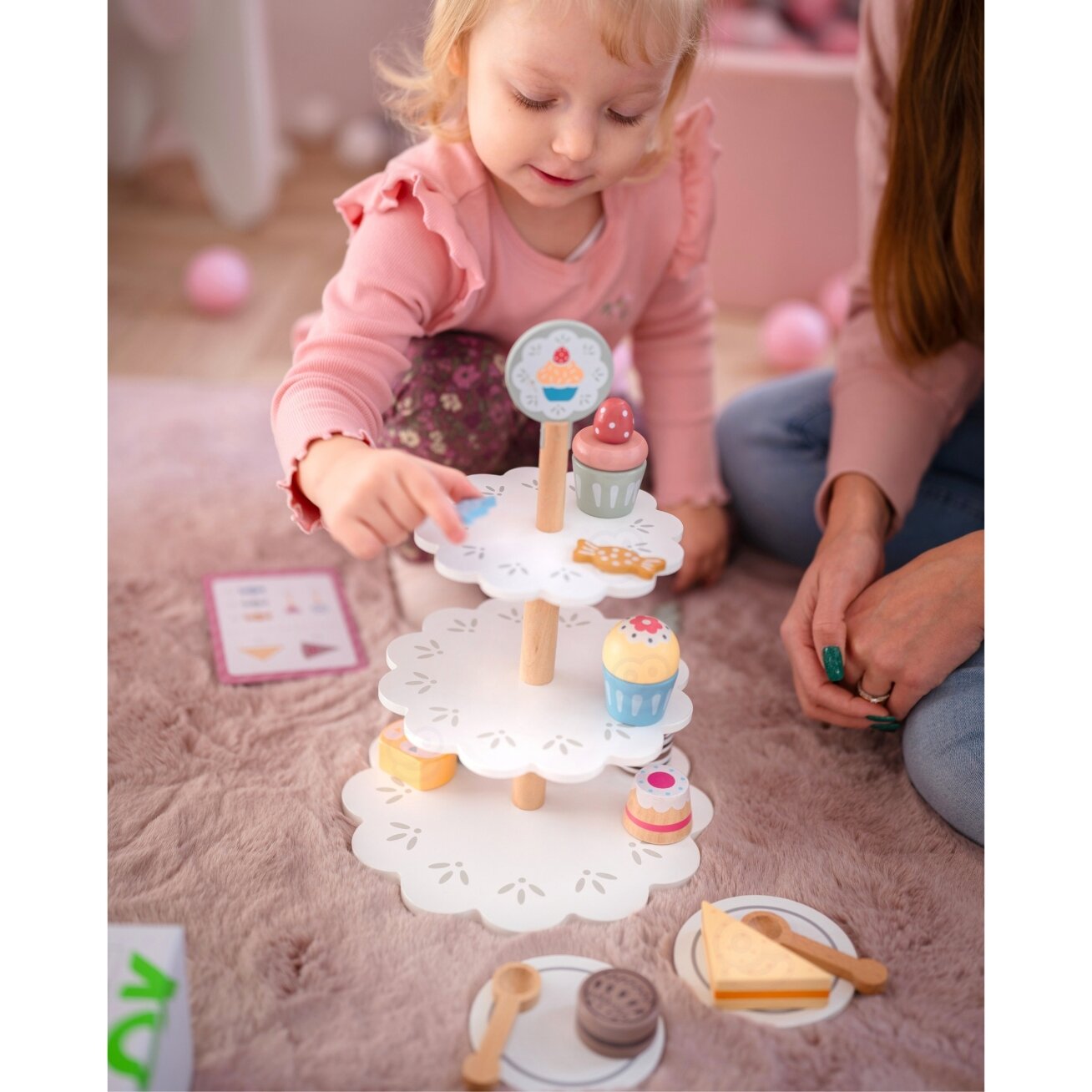 TOOKY TOY Saldumynų stovas medinis padėklas keksiukams ir pyragams 5 TOOKY TOY Saldumynų stovas medinis padėklas keksiukams ir pyragams 5