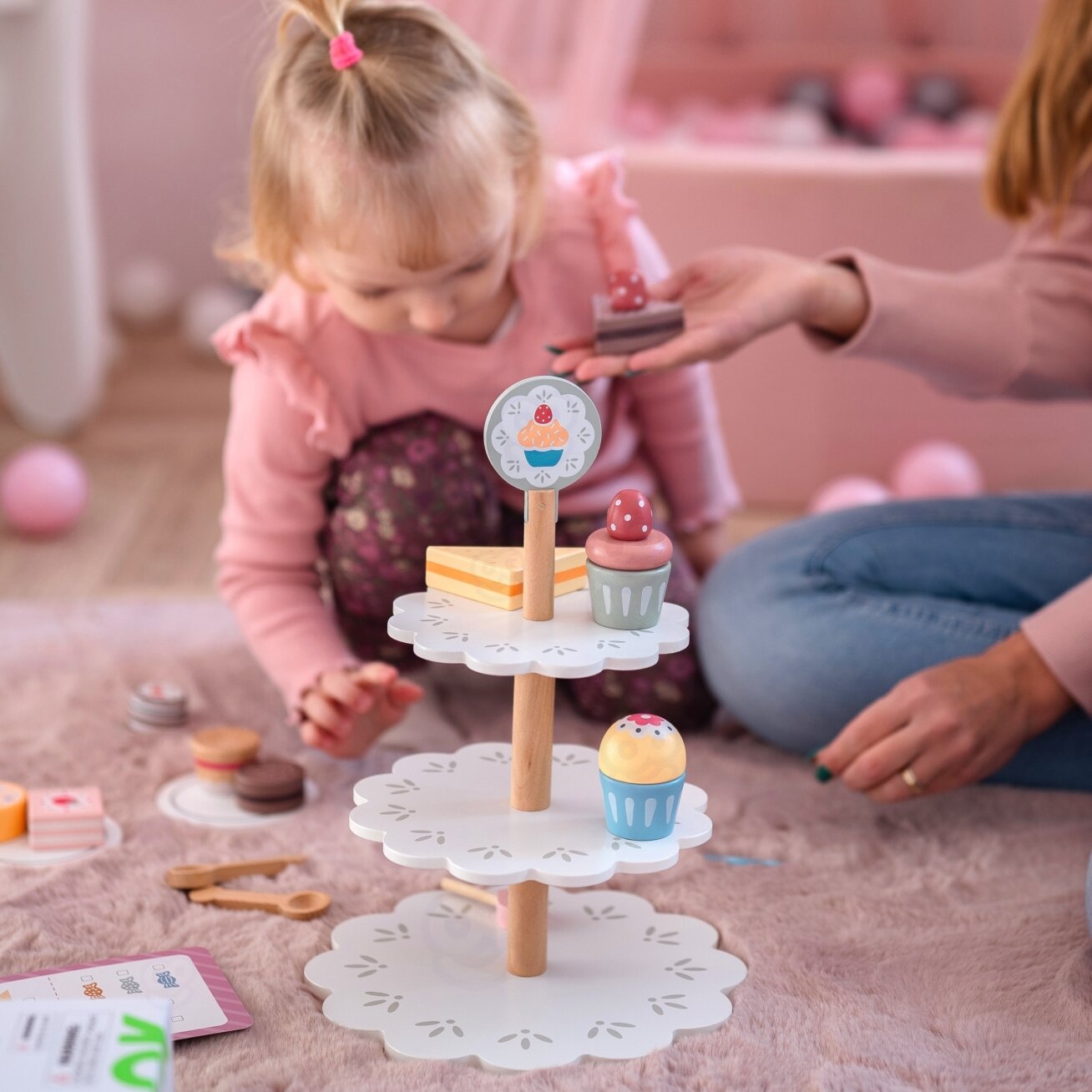 TOOKY TOY Saldumynų stovas medinis padėklas keksiukams ir pyragams 8 TOOKY TOY Saldumynų stovas medinis padėklas keksiukams ir pyragams 8