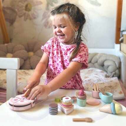 TOOKY TOY Sweet Cake medinis saldumynų rinkinys dėžutėje Konditerija Ledainė 2 TOOKY TOY Sweet Cake medinis saldumynų rinkinys dėžutėje Konditerija Ledainė 2