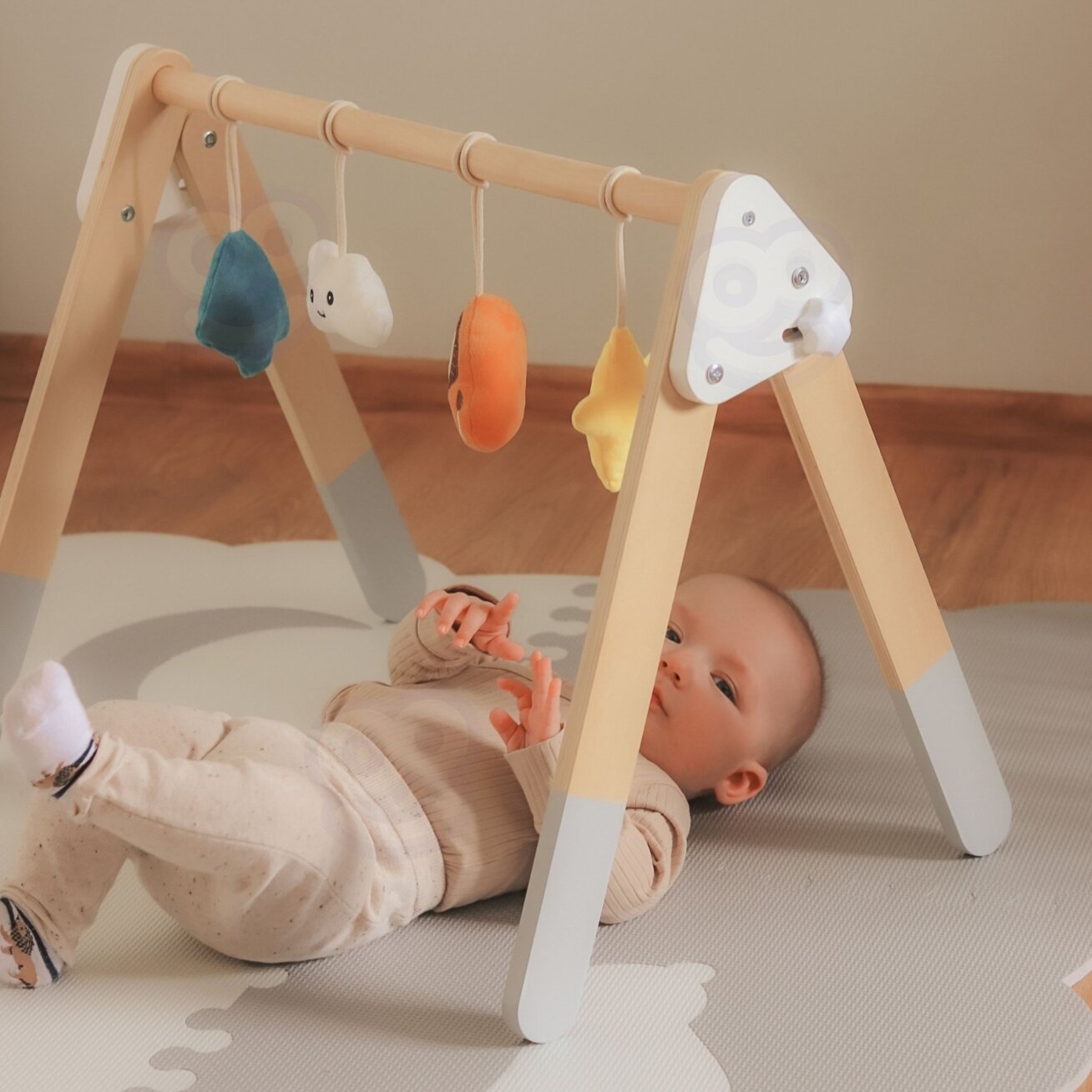 VIGA PolarB kūdikio žaidimų lankas su stovu Baby Gym 3 VIGA PolarB kūdikio žaidimų lankas su stovu Baby Gym 3