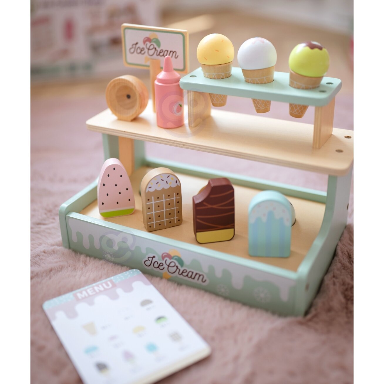 WOOPIE GREEN Medinė ledainė parduotuvėlė Rinkinys su ledais prekystalis 16 vnt. 1 WOOPIE GREEN Medinė ledainė parduotuvėlė Rinkinys su ledais prekystalis 16 vnt. 1