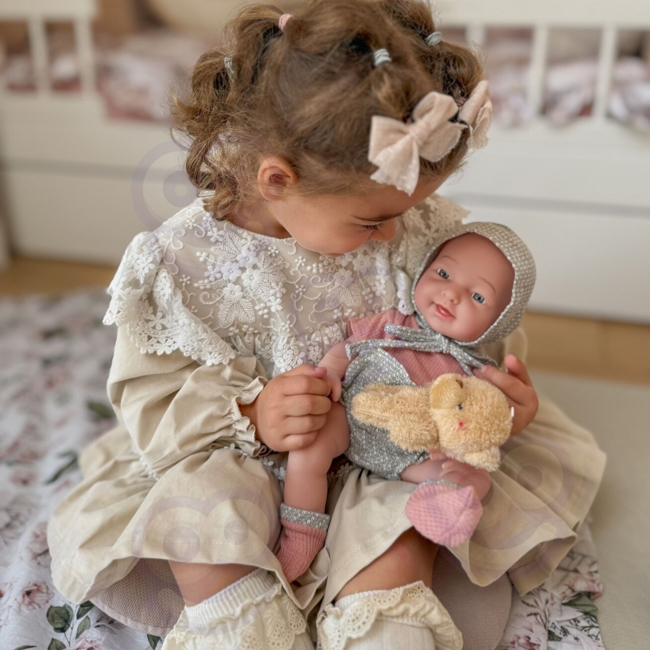 WOOPIE ROYAL kūdikio lėlė 36 cm su drabužėliais ir meškiuku, maitinimo priedai 2