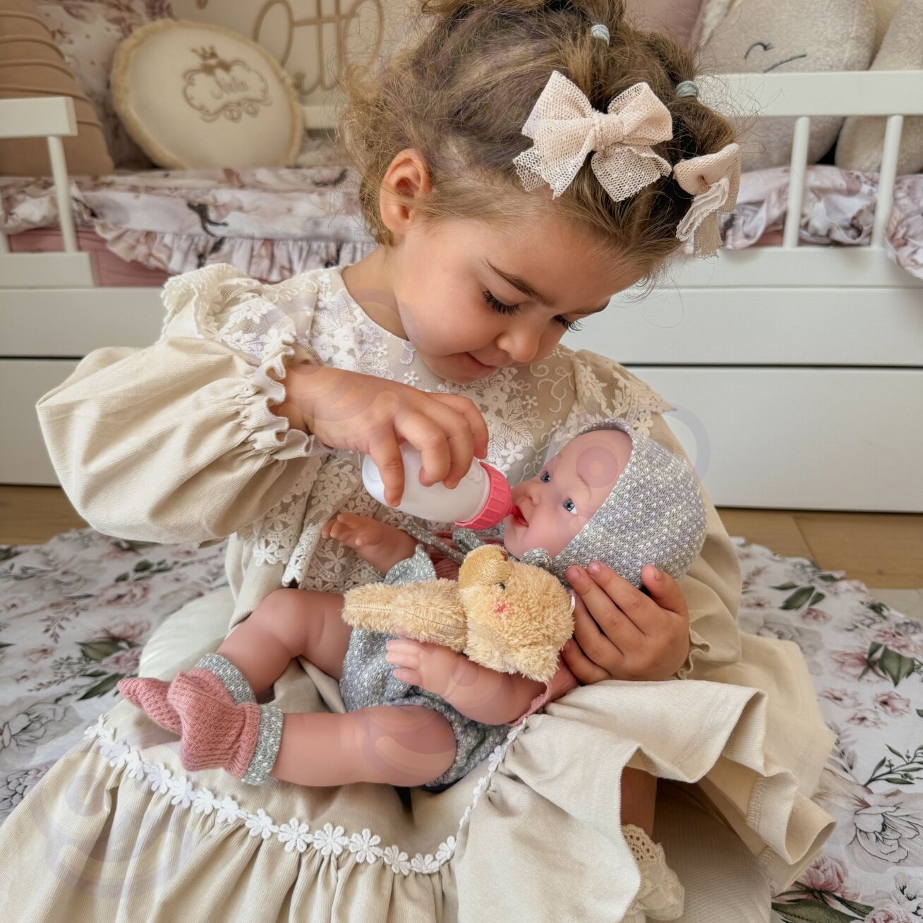 WOOPIE ROYAL kūdikio lėlė 36 cm su drabužėliais ir meškiuku, maitinimo priedai 3 WOOPIE ROYAL kūdikio lėlė 36 cm su drabužėliais ir meškiuku, maitinimo priedai 3