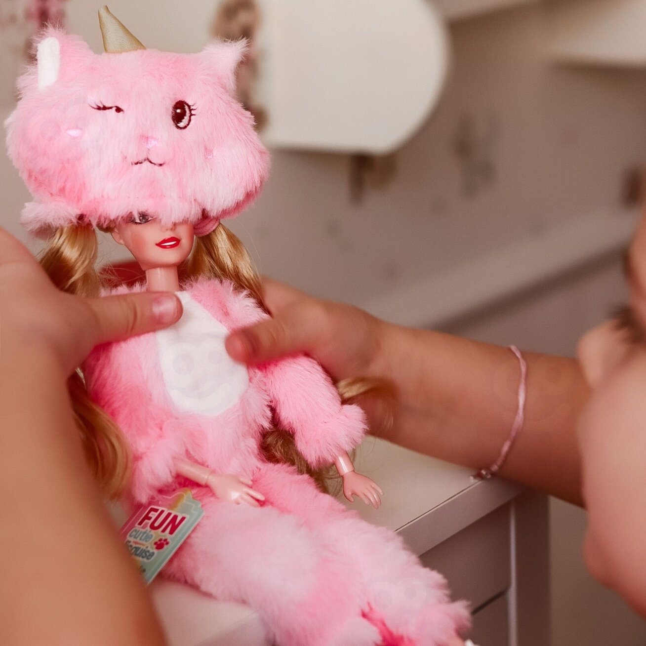 WOOPIE ROYAL Lėlė Emi rožiniame meškiuko kostiume 3 WOOPIE ROYAL Lėlė Emi rožiniame meškiuko kostiume 3