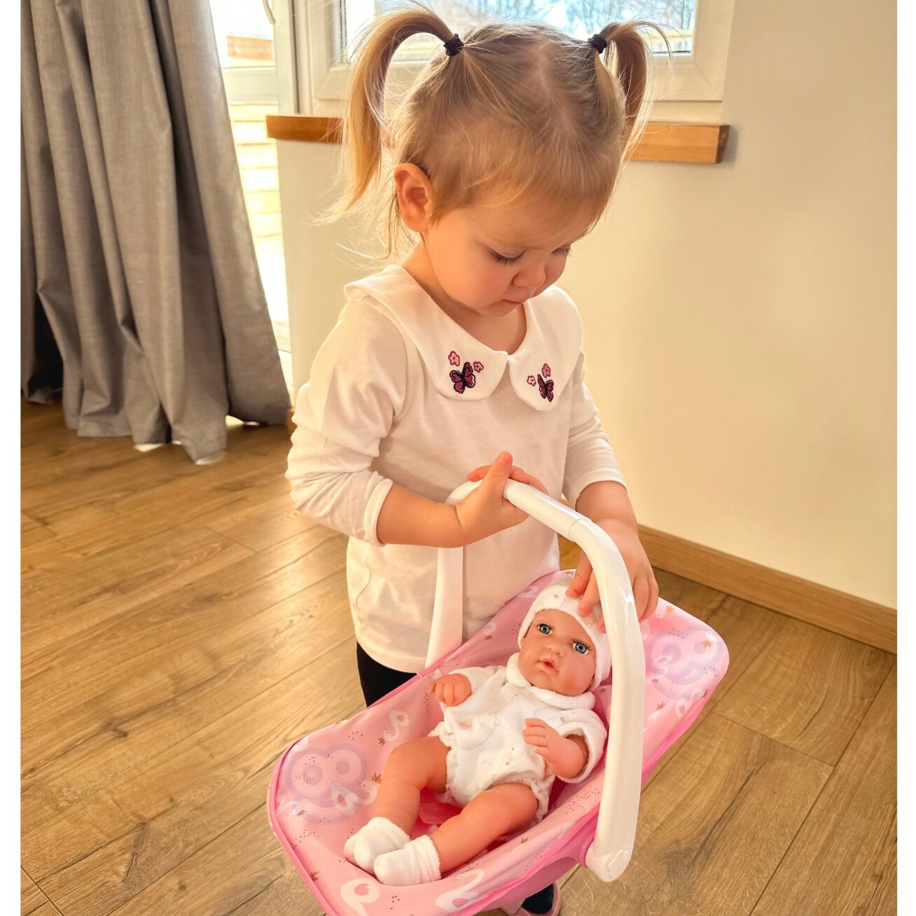 WOOPIE ROYAL rinkinys: kūdikėlio lėlė 30,5 cm + rožinė nešyklė 3 WOOPIE ROYAL rinkinys: kūdikėlio lėlė 30,5 cm + rožinė nešyklė 3