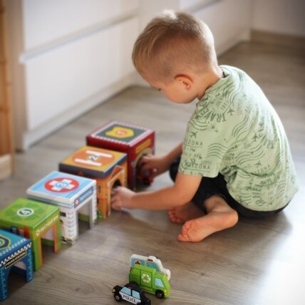 WOOPIE GREEN Dėlionė Kubeliai Miestas Transporto priemonės dėžutėse + Figūrėlės 10 vnt. 8
